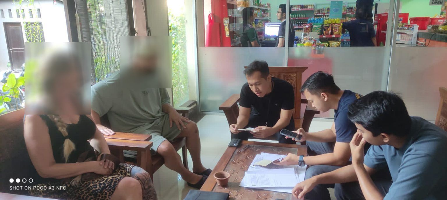 podiumnews.com-Bule Cewek Tontonkan Alat Kelamin Diciduk Imigrasi